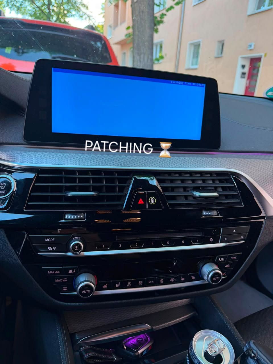 Infotainment-Display während der Codierung